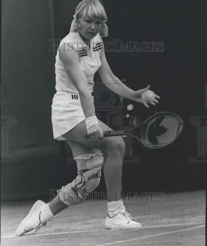 1979 Press Photo Miss Stevens Tennis Wimbledon Match Coles Leg Strapped - Historic Images