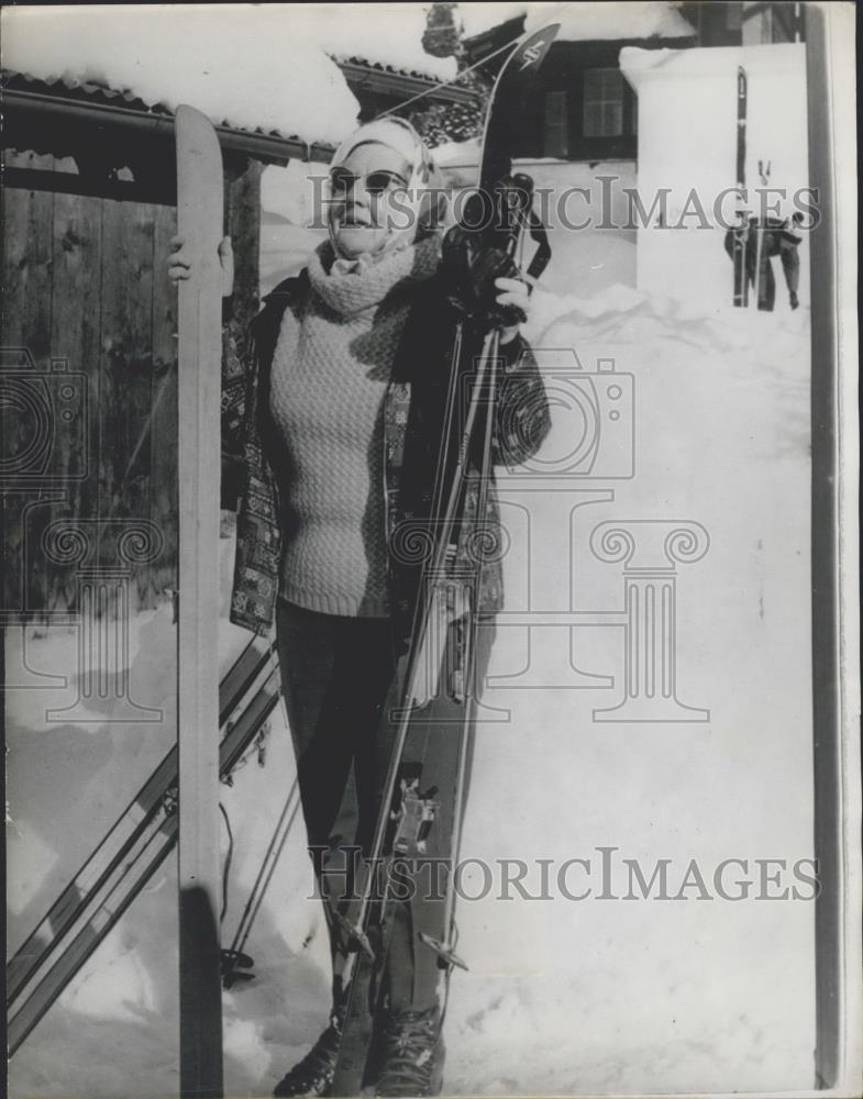 1967 Press Photo Netherlands Queen Juliana Skiing - Historic Images