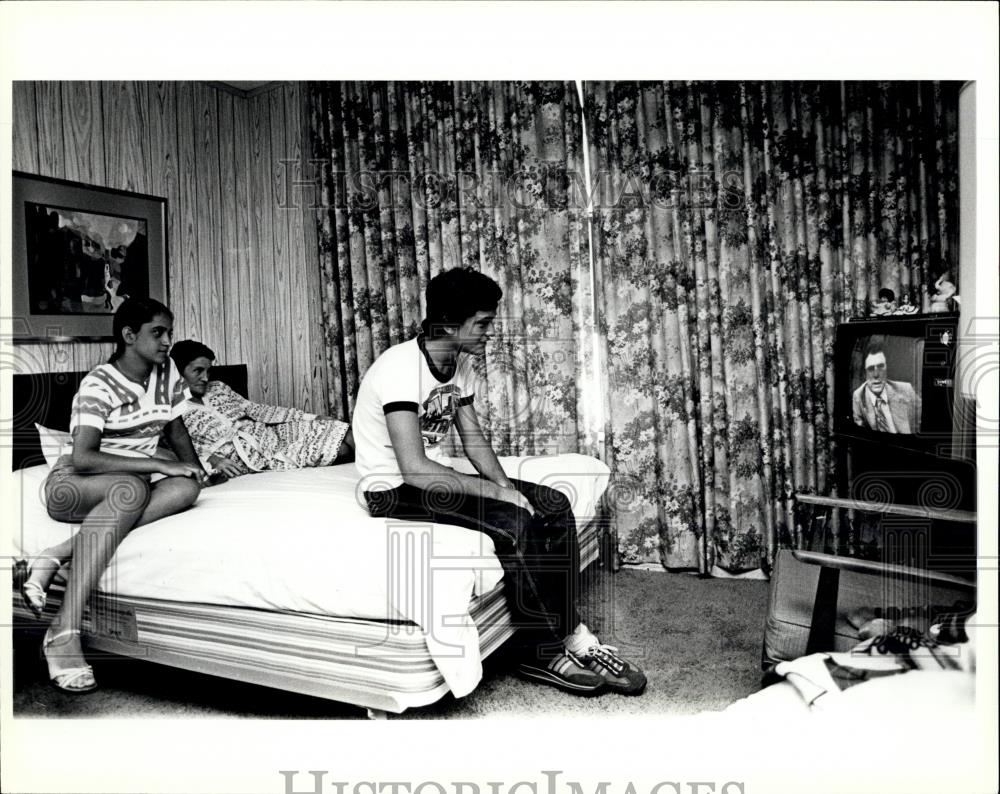 Press Photo An 18 year old Cuban refugee, his wife, and her mother in Fla. - Historic Images