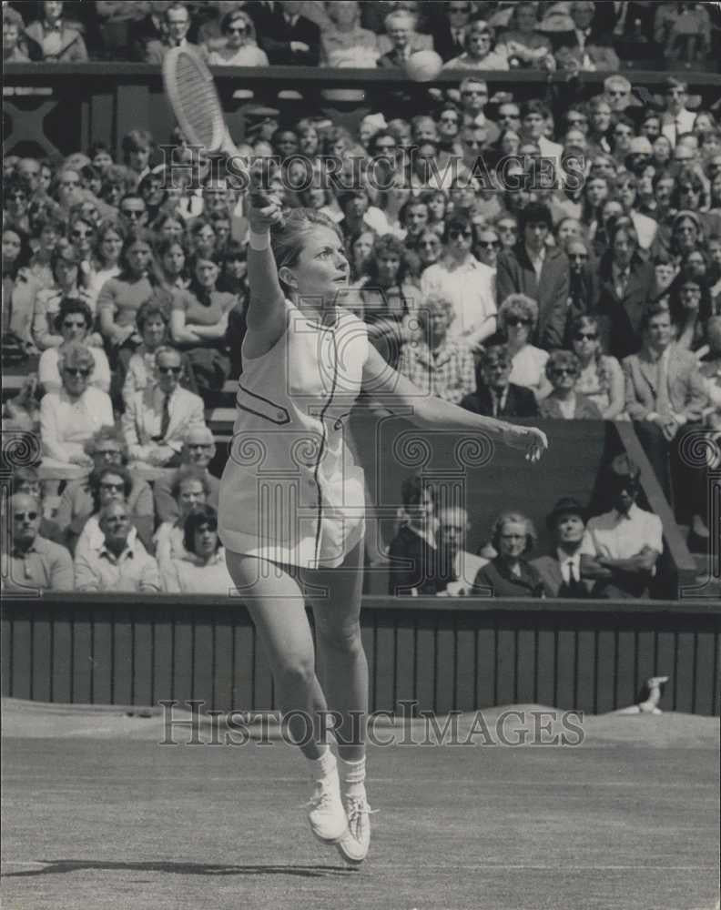 1971 Press Photo Mrs.K.Gunter(U.S.), in play at Wimbledon - Historic Images