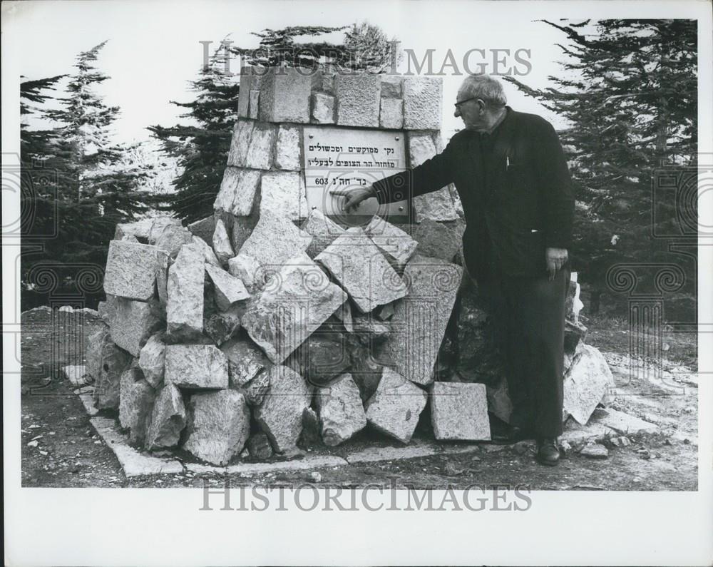 Press Photo Benjamin Adin Visits Monument Top Mount Scopus Six Days War - Historic Images