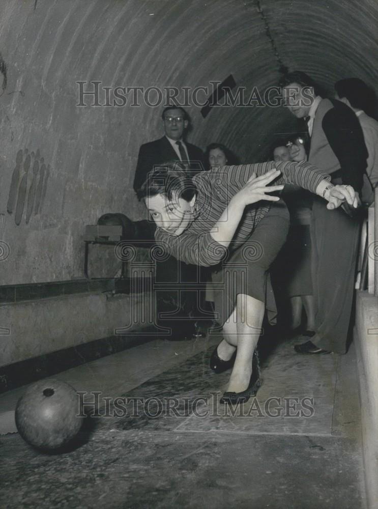 Press Photo Wives & Husbands Bowling - Historic Images