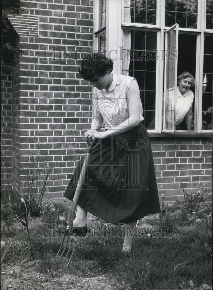 Press Photo Margaret Edwards,champion swimmer in garden at home - Historic Images