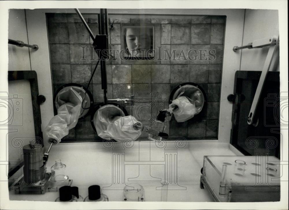 1957 Press Photo Gamma Emitting radio isotopes with mechanical handles - Historic Images