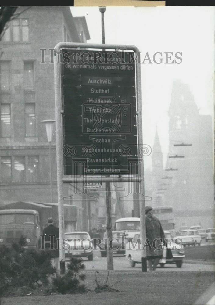 Press Photo Berlin, Wittenberg place,War memorial - Historic Images