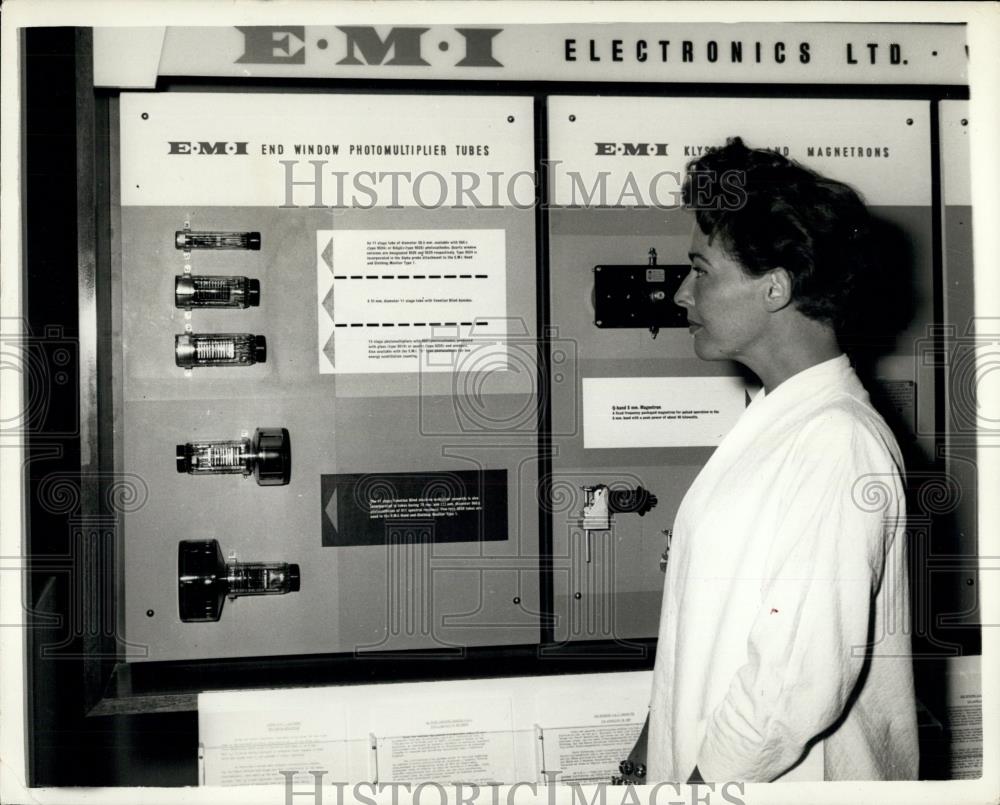 1958 Press Photo Mrs. Nonie Fox and EMI exhibit - Historic Images