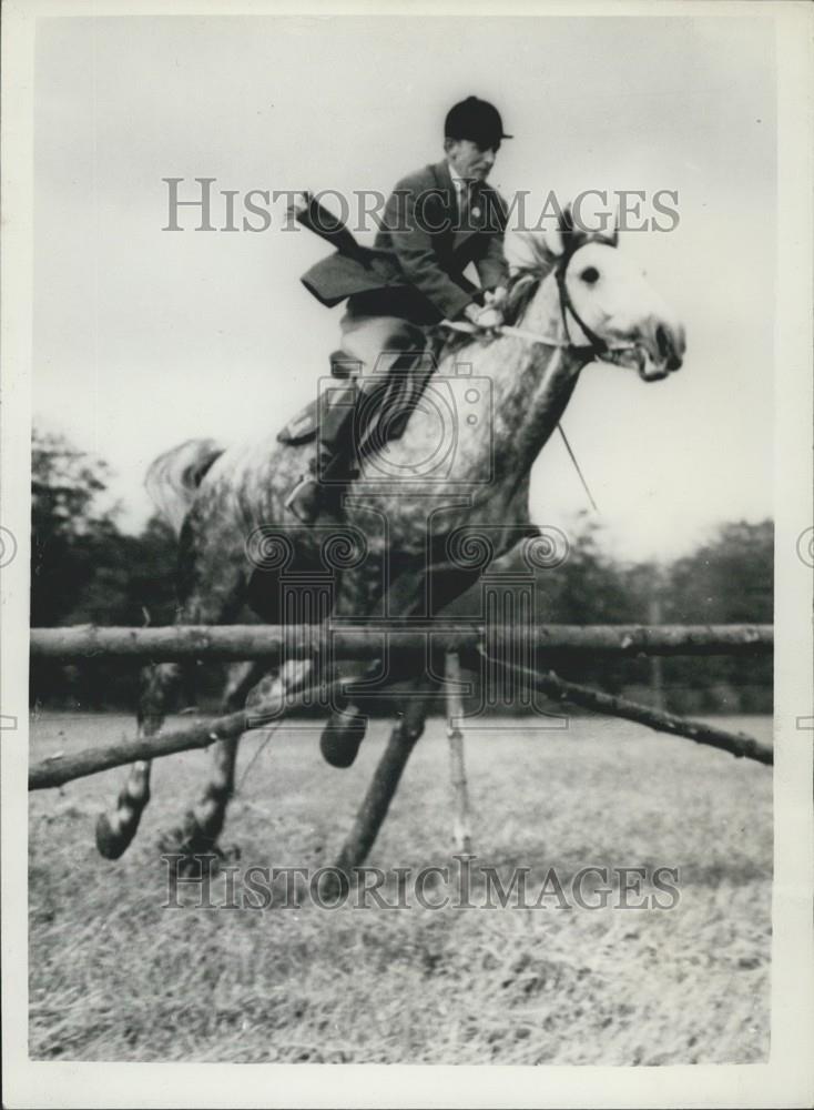 1958 Press Photo of Mr. Valloe of Denmark riding jumper - Historic Images