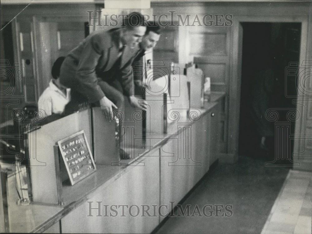 1957 Press Photo Bank Robbery Thwarted In Germany - Historic Images