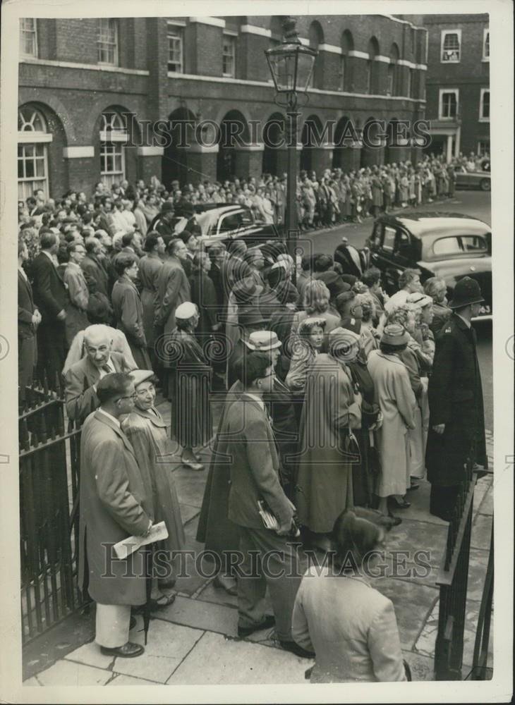 1956 Press Photo Crowds for arrival of delegates to Suez conference - Historic Images