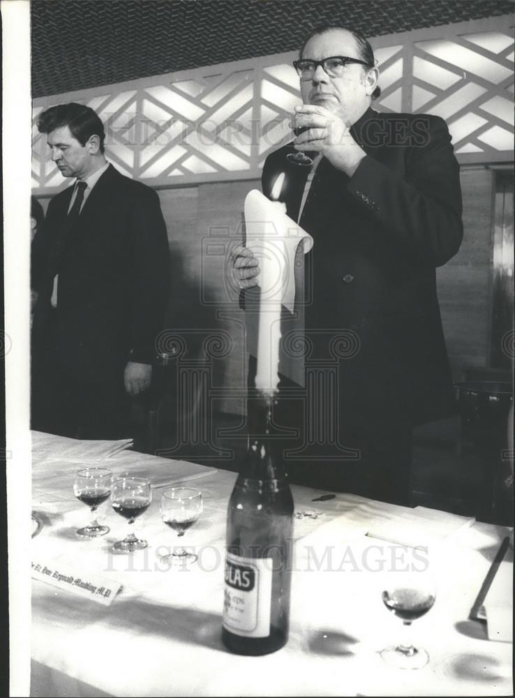 1971 Press Photo Home Secretary ,Reginauld Maudling at a wine tasting - Historic Images