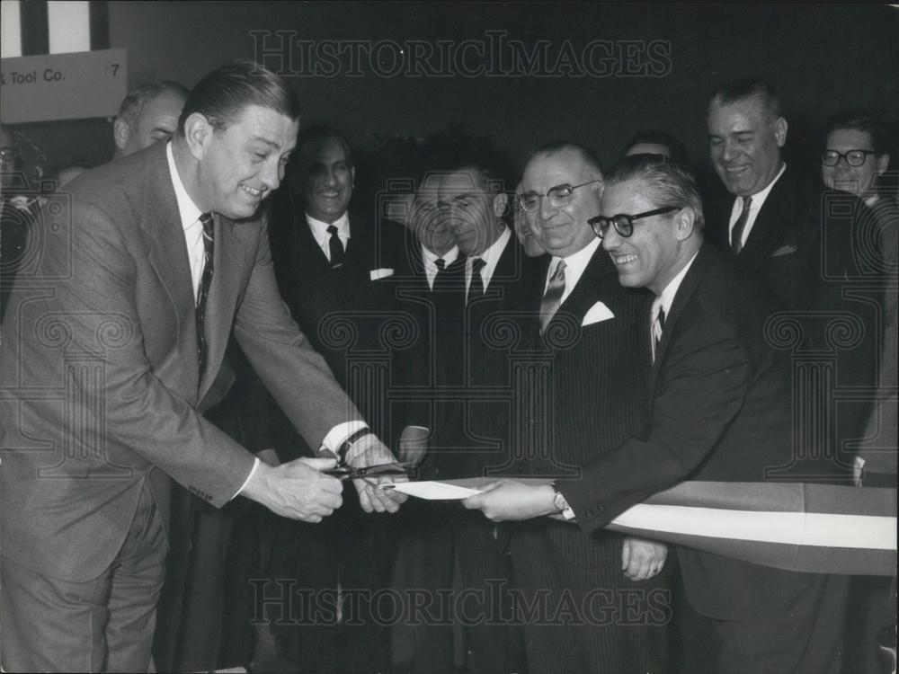 1964 Press Photo Franklin Delano Roosevelt Jr., at the Industrial Exhibition in - Historic Images