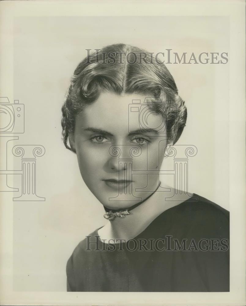 Press Photo The heart-shaped bangs hair style - Historic Images
