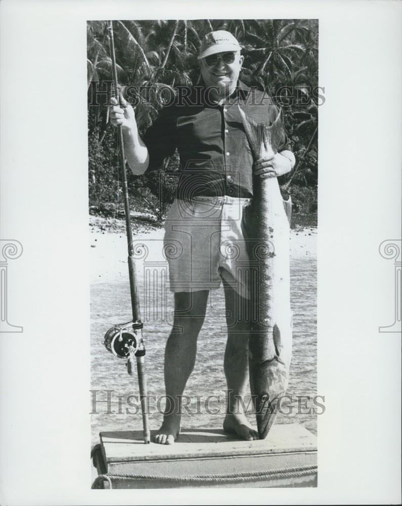 Press Photo Jim Richards and barracuda he caught in Fiji Islands - Historic Images