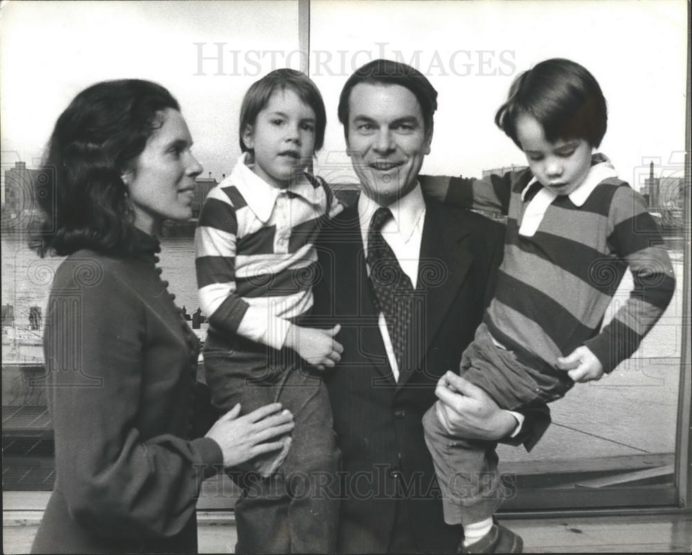 Press Photo Dr. David Owen the new Foreign Secretary and family at their home - Historic Images