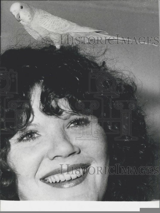 Press Photo A Budgie called Horace and owner Jenny Miller - Historic Images