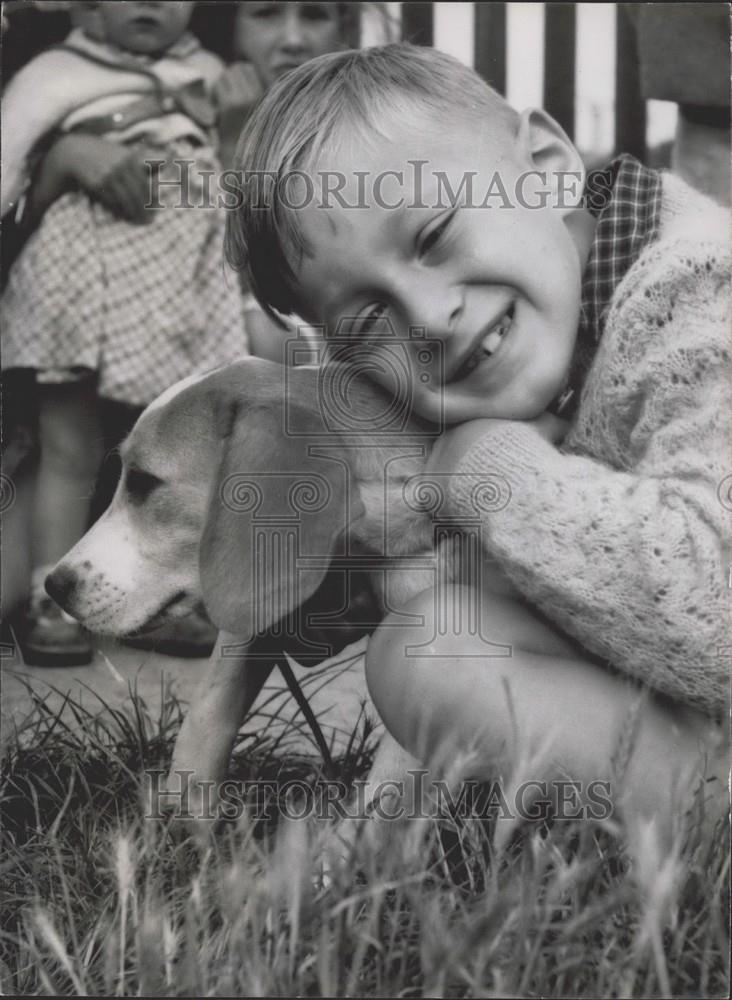 1972 Press Photo 6 Year Old Tony is Devoted to New Pal Beagle Tony - Historic Images