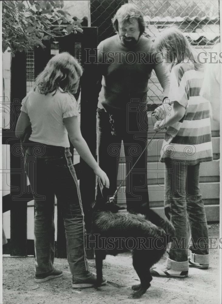 Press Photo Douglas Brehl and his dog loan service - Historic Images