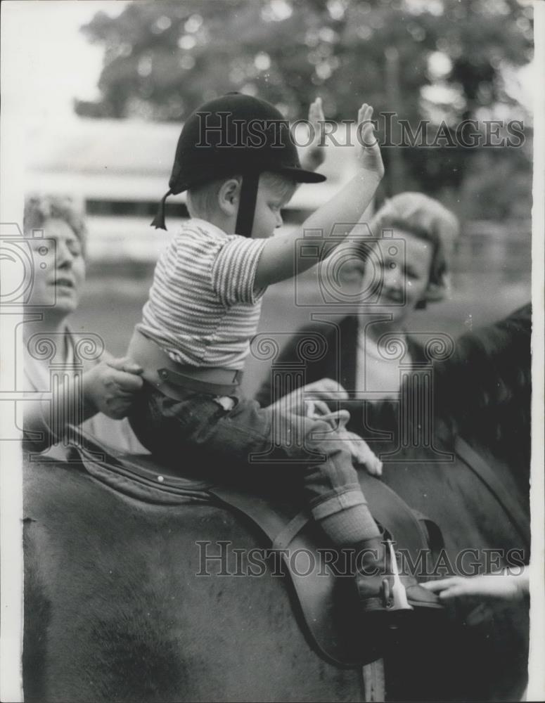 Press Photo Duchess helps spastic children with riding instruction - Historic Images