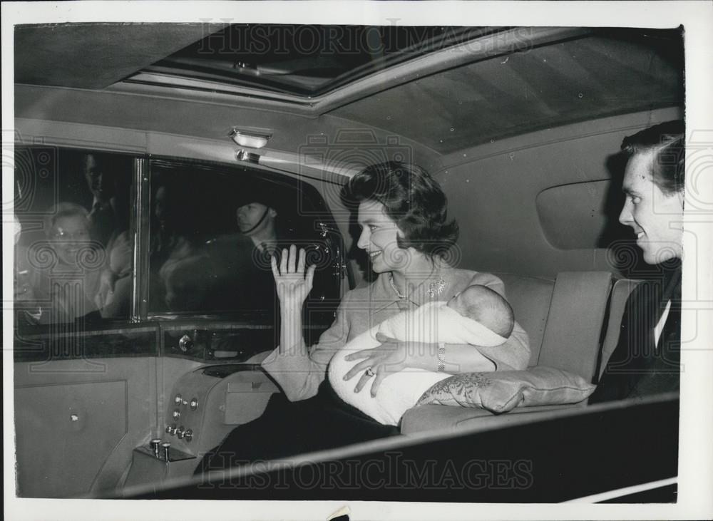 1961 Press Photo Princess Margaret ,baby Viscount Linley &amp; the Earl of Snowdon - Historic Images