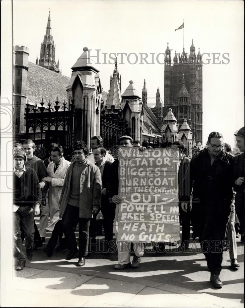 1968 Press Photo Smithefirld Porters March To Westminster - Historic Images