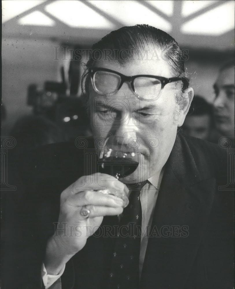 1971 Press Photo Home Secretary ,Reginald Maudling at a wine tasting - Historic Images