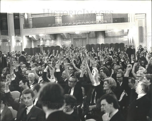 1969 Press Photo General View of Shareholder's Voting In Favor of Robert Maxwell - Historic Images