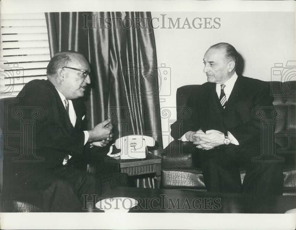 1969 Press Photo Bajat Talhouni Prime Minister Jordan Henric Pirre Red Cross - Historic Images