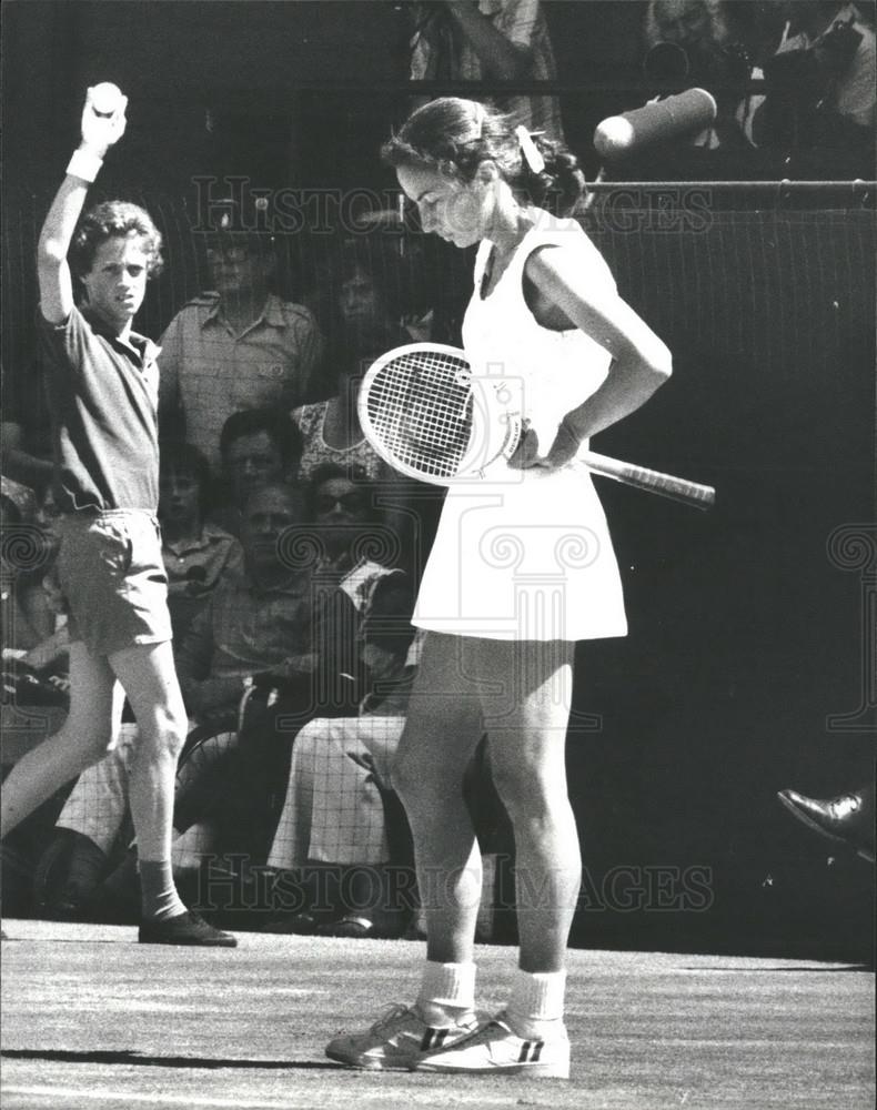 1976 Press Photo Evonne Cawley defeats Virginia Wade At Wimbledon - Historic Images
