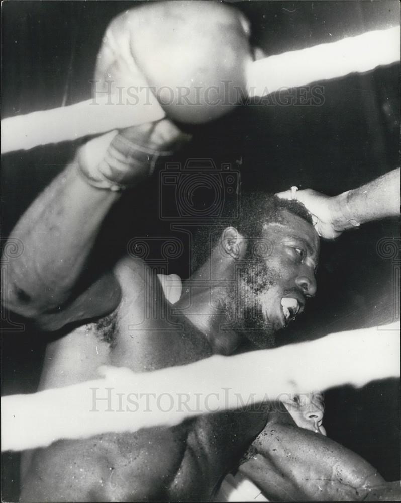 1975 Press Photo John Conteh beats Lonnie Bennett - Historic Images