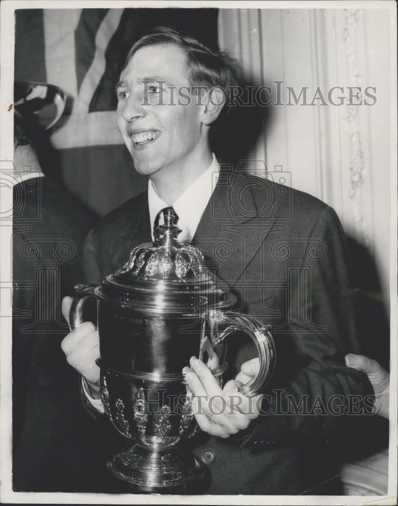 1954 Press Photo Dr. Bannister receives Sportsman of the Year Award - Historic Images