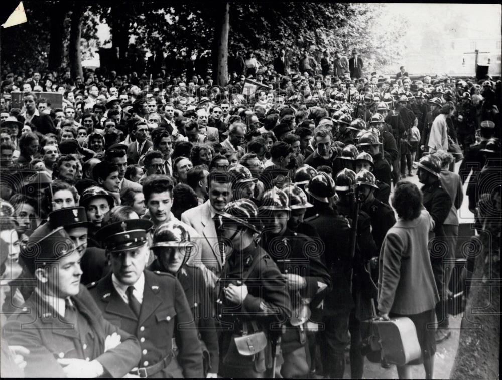 1953 Press Photo Railway Strikes in Paris cause large crowds at rail station - Historic Images