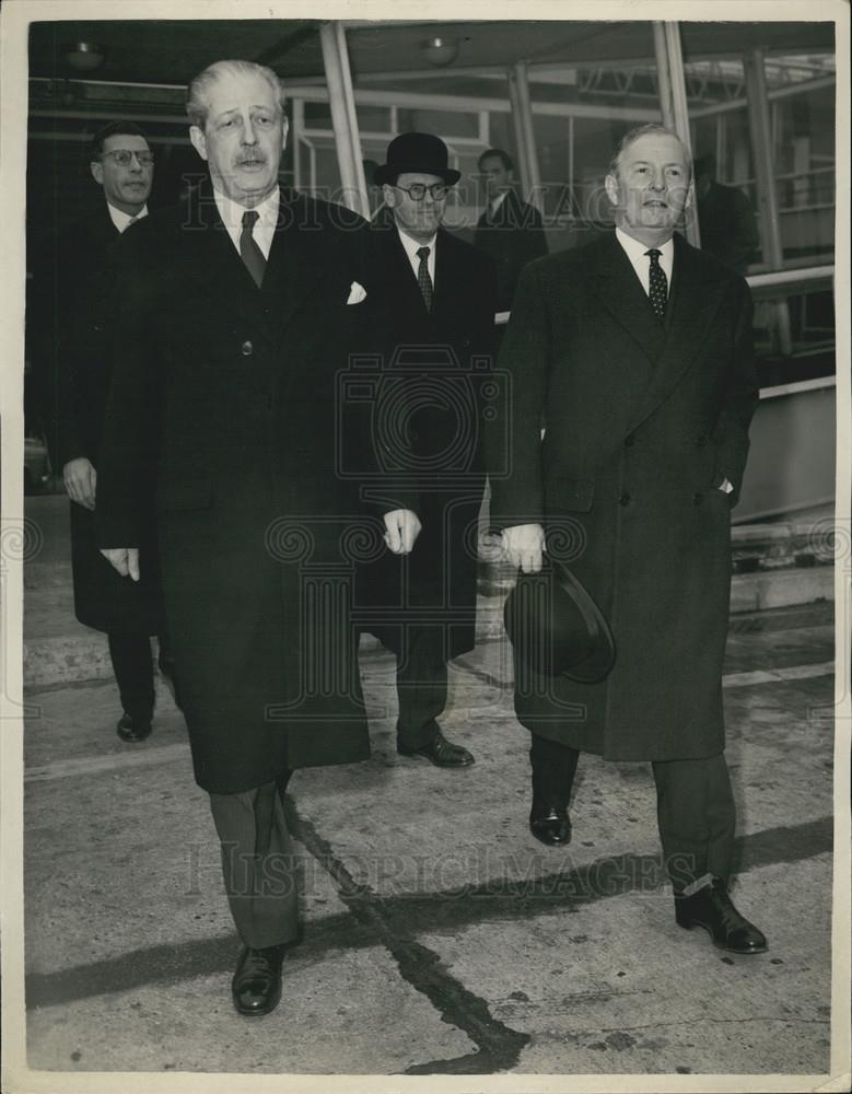 1957 Press Photo Prime Minister Harold Macmillan London Airport Selwyn Lloyd - Historic Images