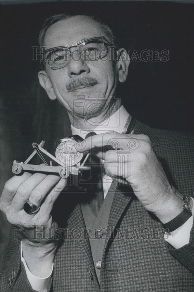 1967 Press Photo Helmut Winter wins the Nonsense Coin in Munich - Historic Images