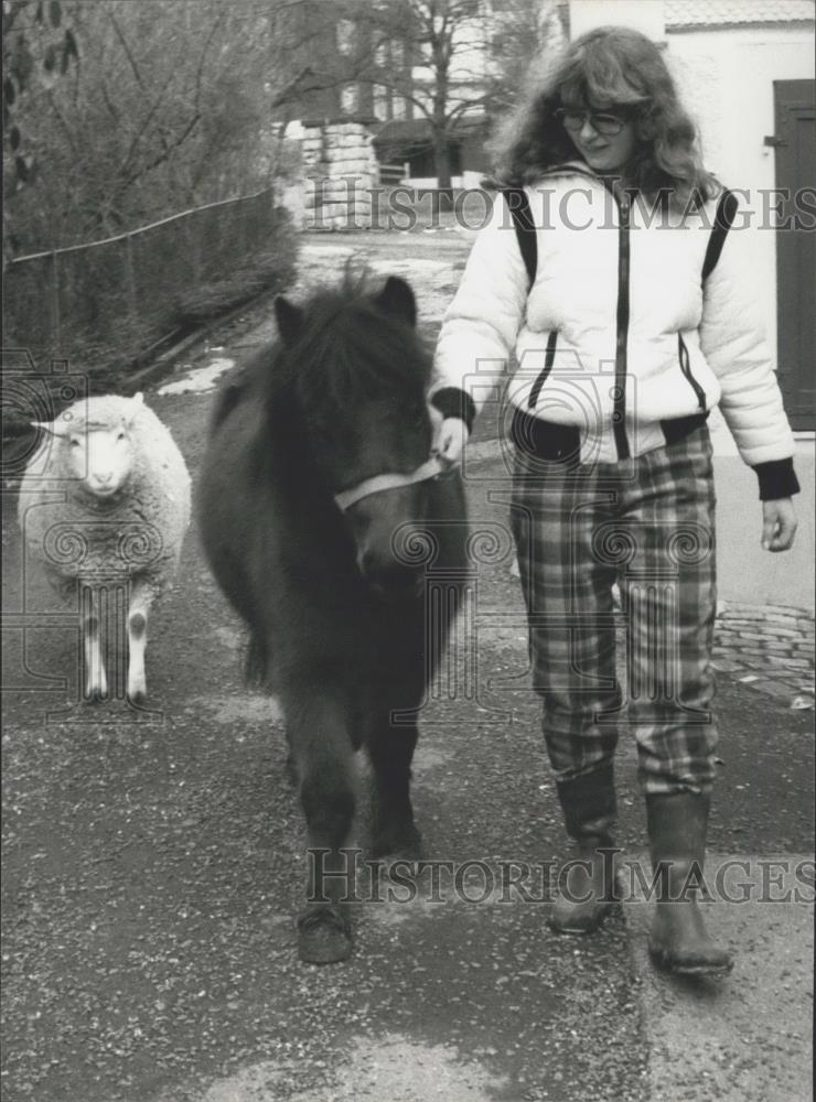 1981 Press Photo Girl with a pony and its best friend a sheep - Historic Images