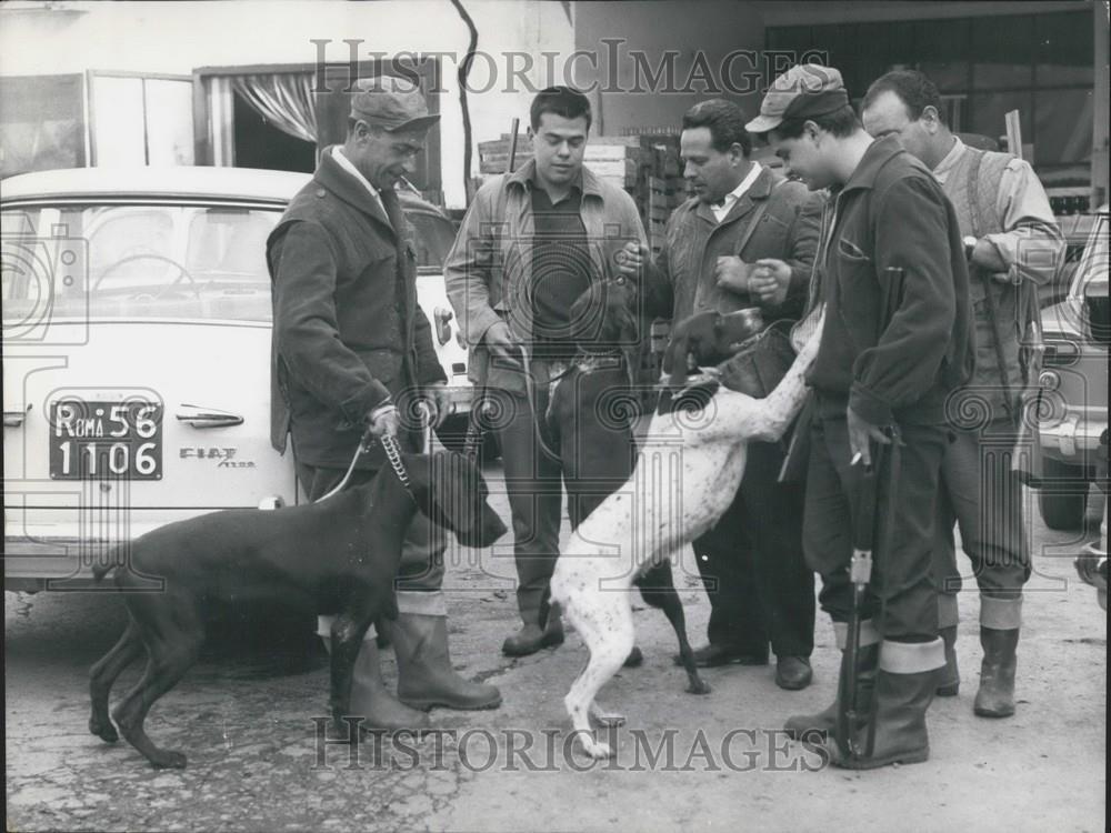 1963 Press Photo All the hunters of Rome ready - Historic Images