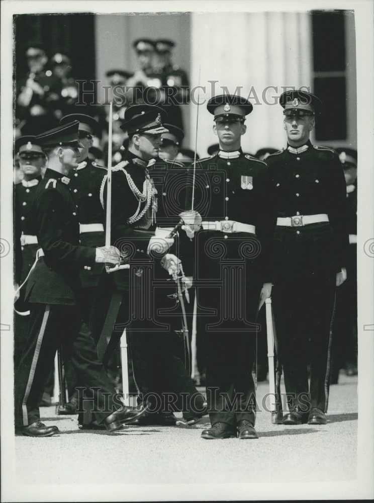 1955 Press Photo Duke Edinburgh Attends Annual Sovereign Parade Royal Military - Historic Images