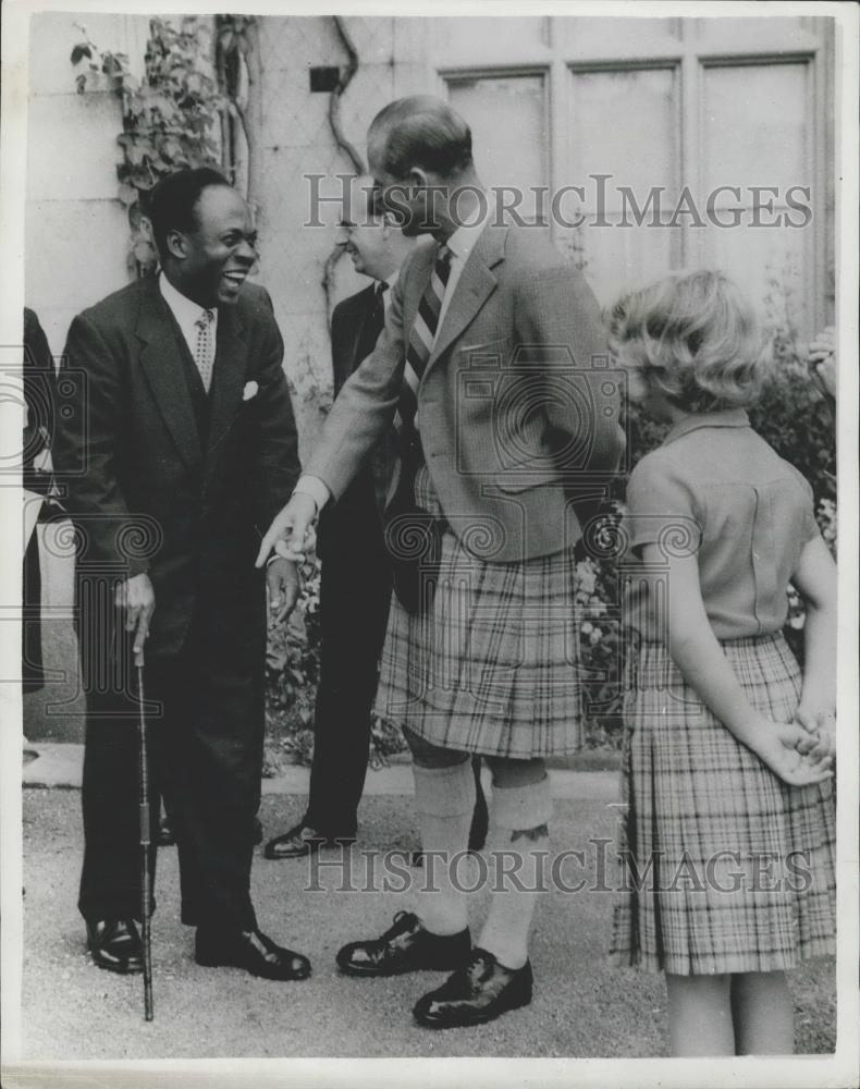 1959 Press Photo The queen honures the man who kept her secret - Historic Images