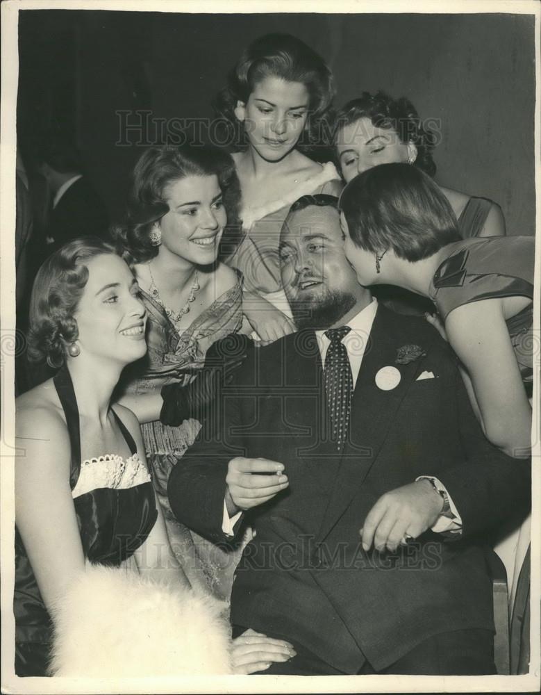 1956 Press Photo Malayan rubber planter Ian McEvoy and young ladies - Historic Images