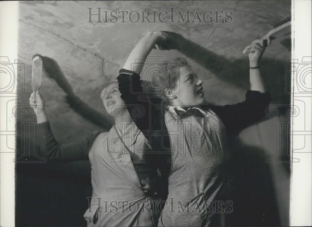 Press Photo Girls Repair Ceiling Donnington Hall Renovation - Historic Images