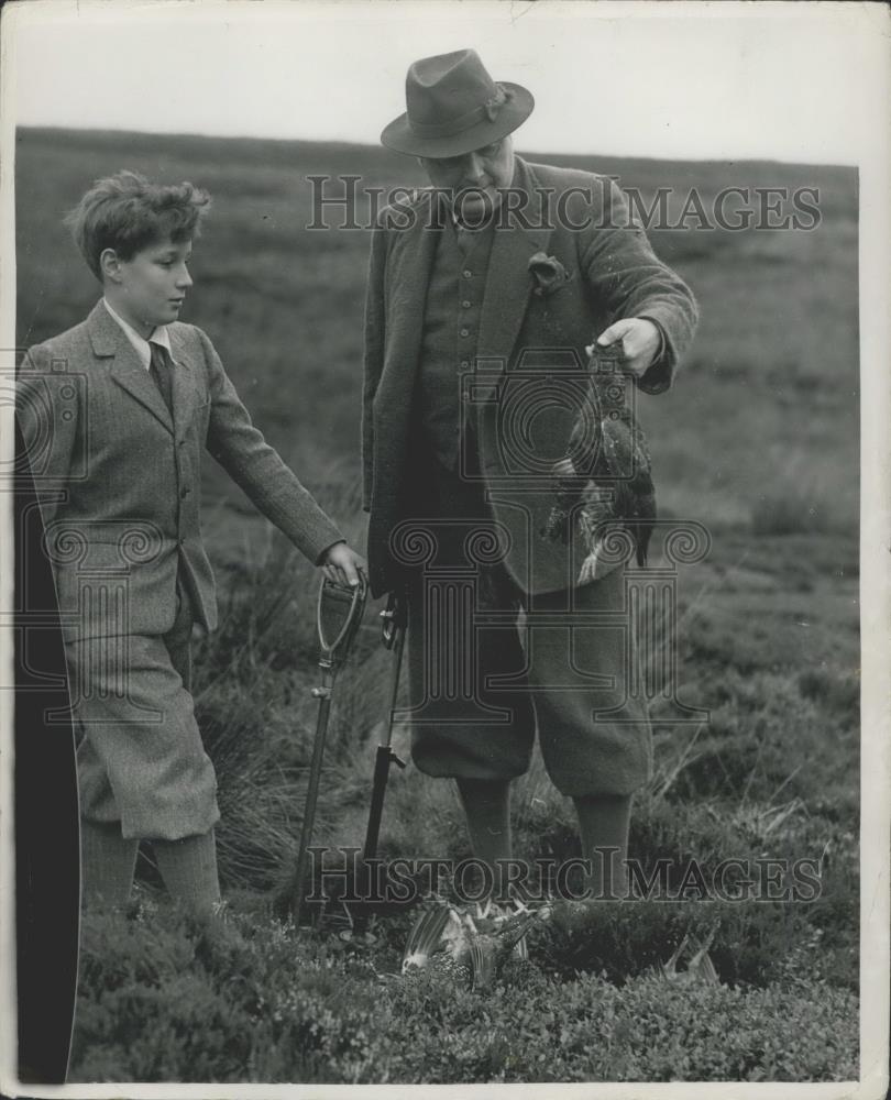 Press Photo Sir Thomas Dugdale and son grouse hunting - Historic Images