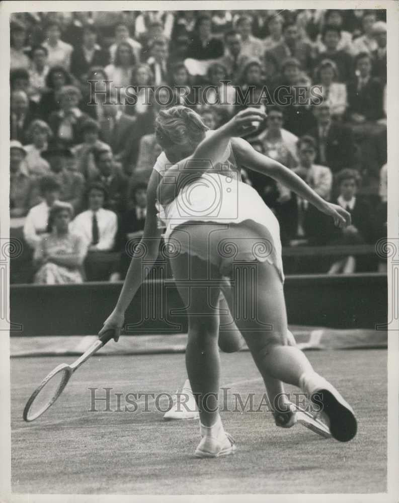 1958 Press Photo Curious scene during the doubles match - Historic Images