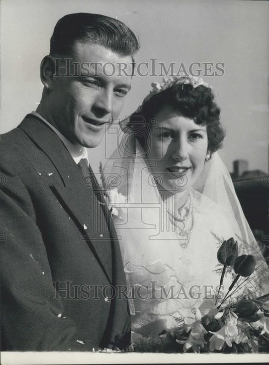 Press Photo Gilbert and Shirley,newly wed will live in a bus - Historic Images