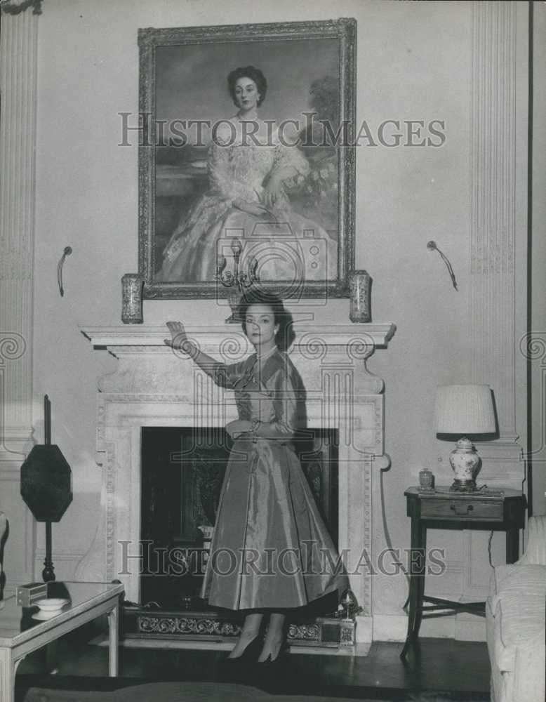 Press Photo Lady Mary Baillie-Hamilton in her drawing room - Historic Images