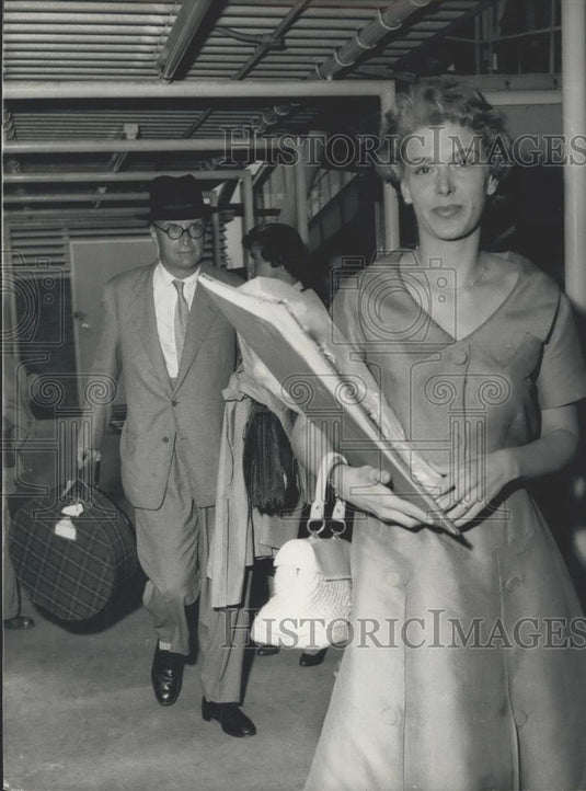 1958 Press Photo Earl of Listowel and his bride singer, Stephanie Wise - Historic Images