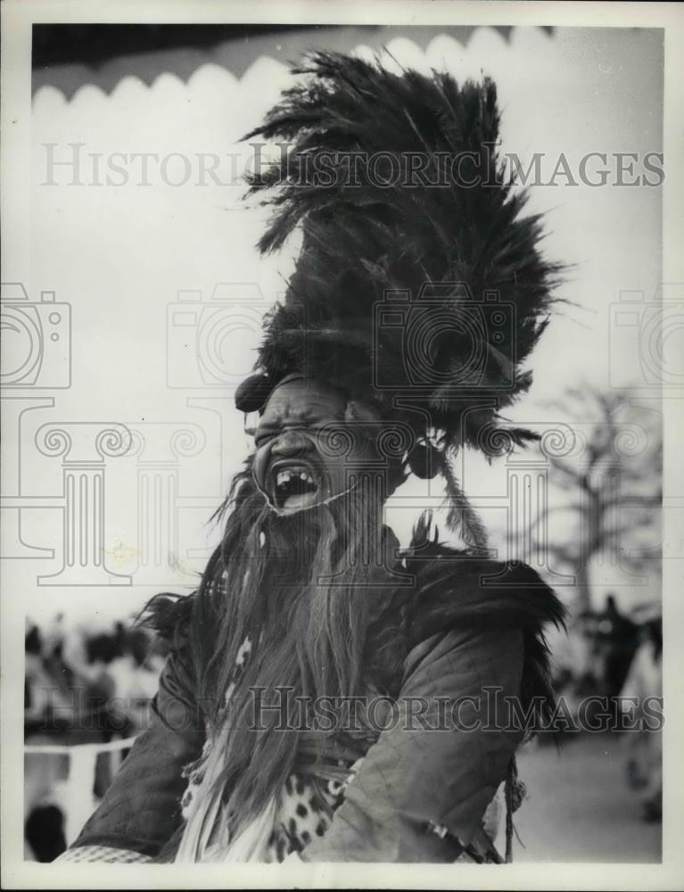 1962 Press Photo Nigerian court Jester Dressed In Feathers & Monkey Fur - Historic Images