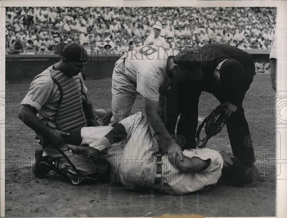 1948 Press Photo Umpire tends to Phil Cavarretta who was hit by pitched ball. - Historic Images