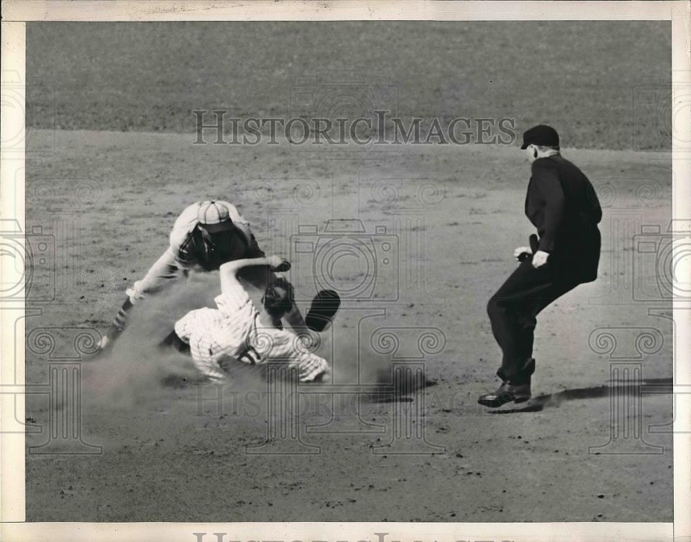 1941 Press Photo Joe Gordon of the New York Yankees stealing a base - Historic Images