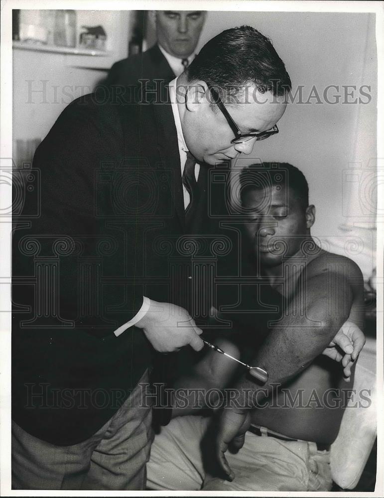 1965 Press Photo Boxer Floyd Patterson &amp; Dr Edwin Campbell - Historic Images