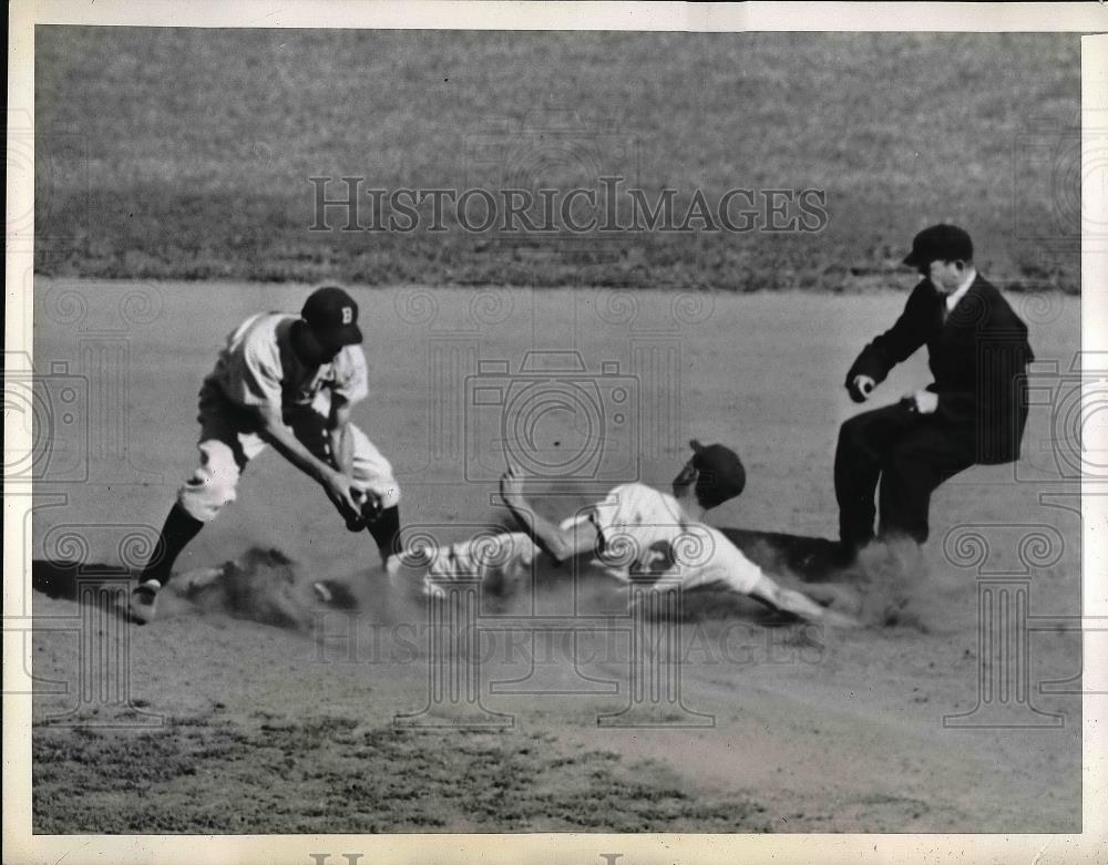 1943 Press Photo Johnny Rucker Giants Out At 2nd By Eddie Joost Red Sox MLB - Historic Images