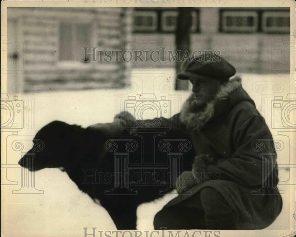 1925 Press Photo Dog Derby Leonhard With Dog In The Snow - Historic Images